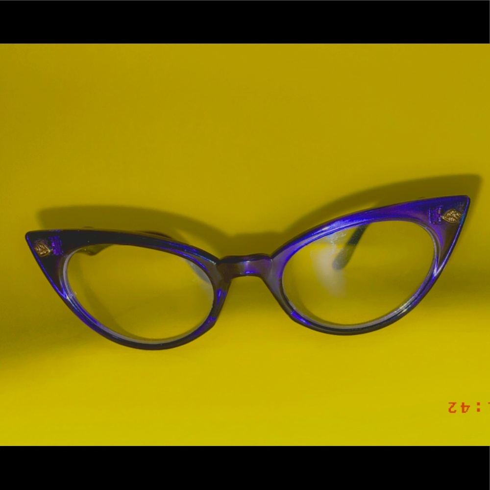 Woman’s 60’s Era leaf accent cat-eye glasses